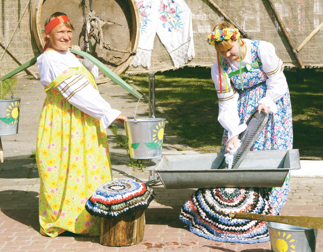 Коромысло в народной культуре. Коромысло с ведрами. Женщина с коромыслом и ведрами. Коромысло с водой. Расписные ведра с коромыслом.